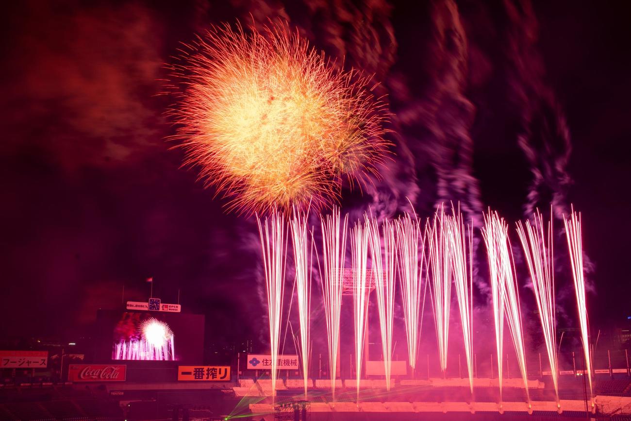 神宮の夜空を彩る花火