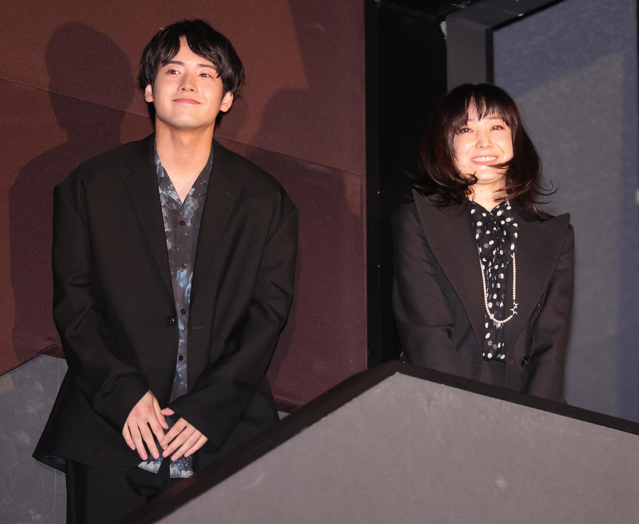 映画「近畿地方のある場所について」のイベントに登場した赤楚衛二（左）と菅野美穂（撮影・野上伸悟）