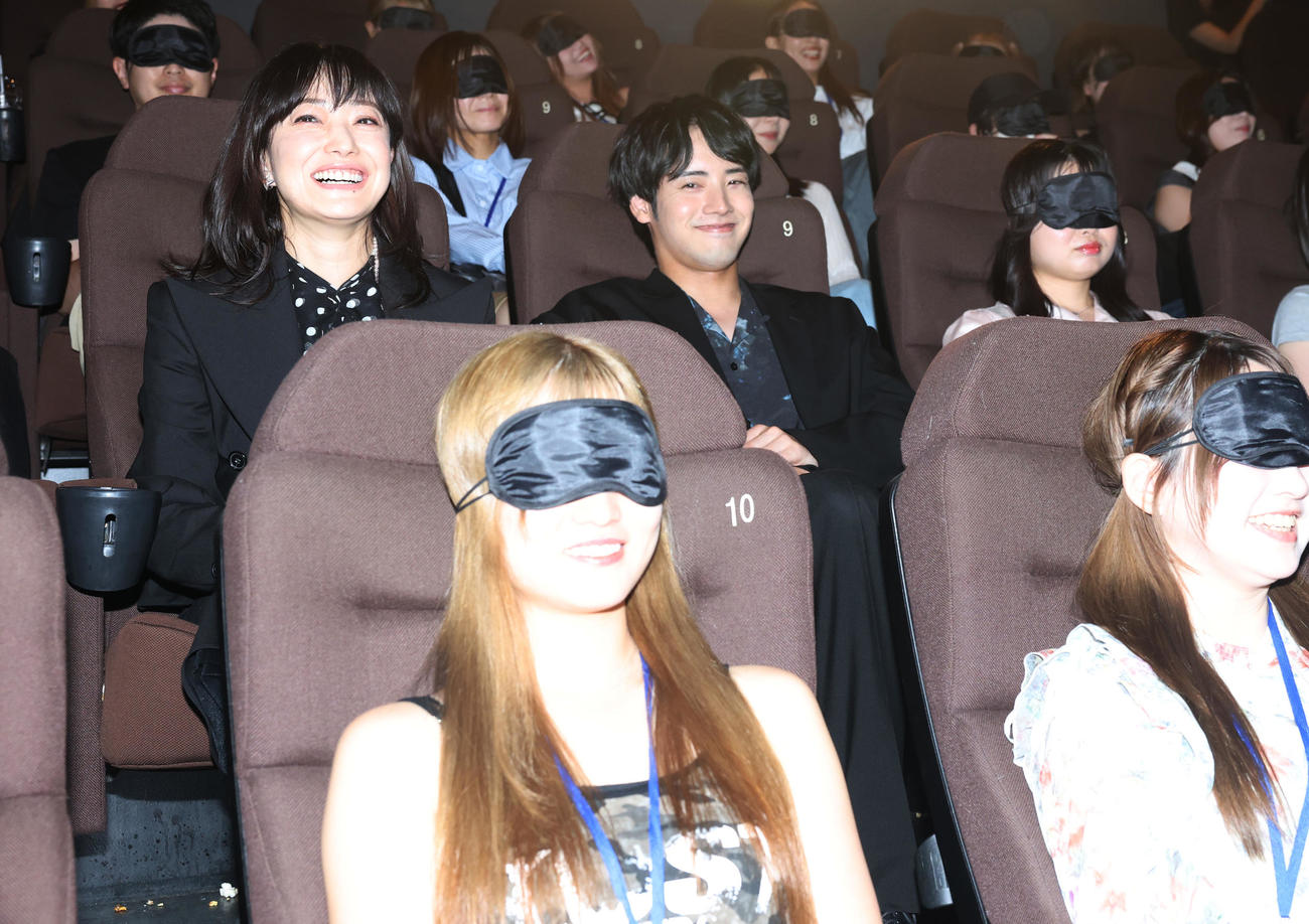 映画「近畿地方のある場所について」のイベントで、観客がアイマスクを着用する中、こっそり着席する、後列左から菅野美穂、赤楚衛二（撮影・野上伸悟）