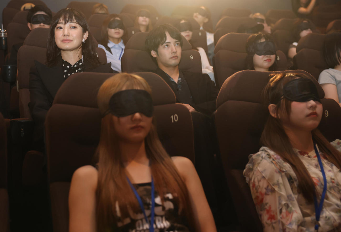 映画「近畿地方のある場所について」のイベントで、観客がアイマスクを着用する中、こっそり着席する菅野美穂（左）と赤楚衛二（撮影・野上伸悟）