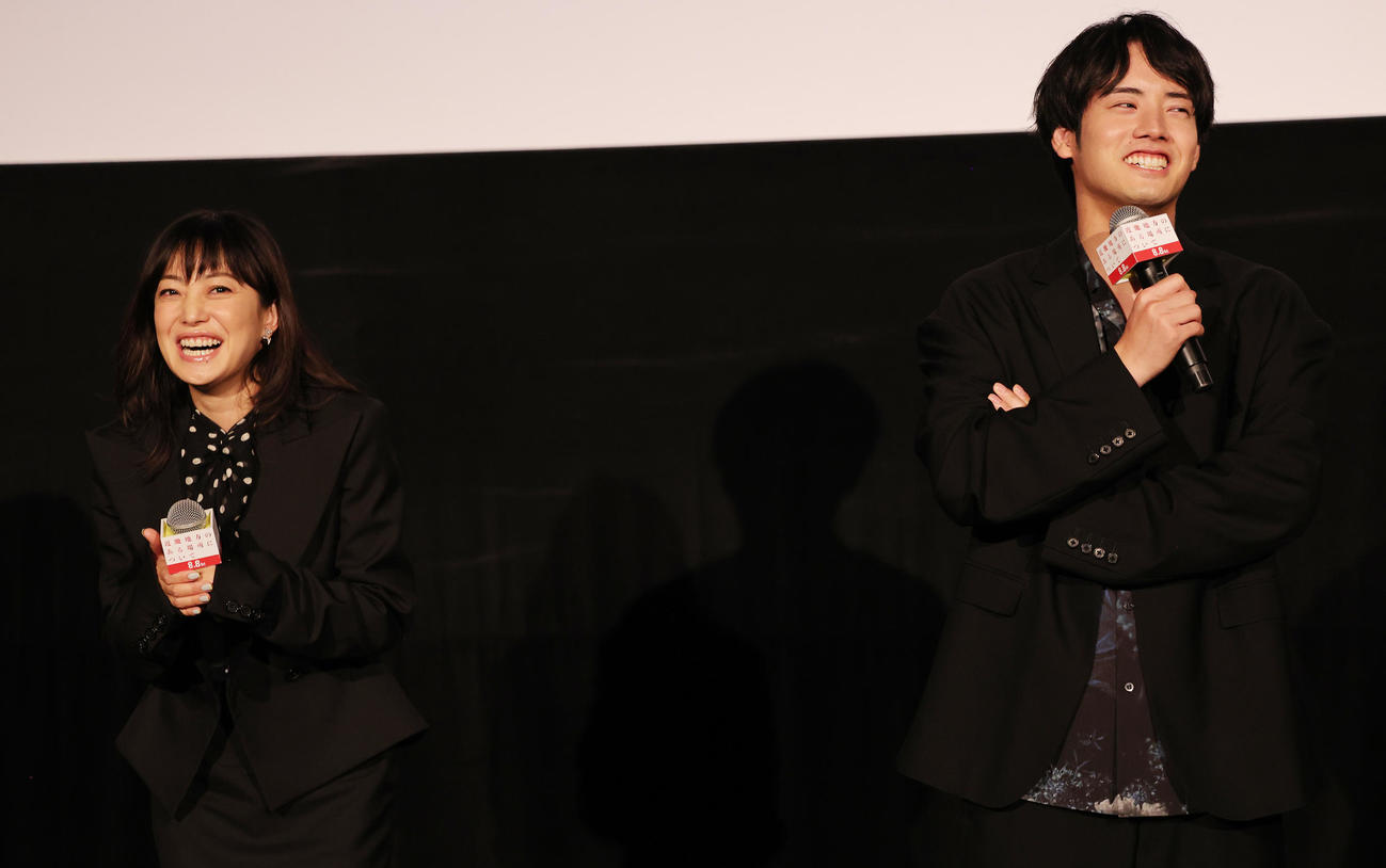 映画「近畿地方のある場所について」のイベントに登場した菅野美穂（左）と赤楚衛二（撮影・野上伸悟）
