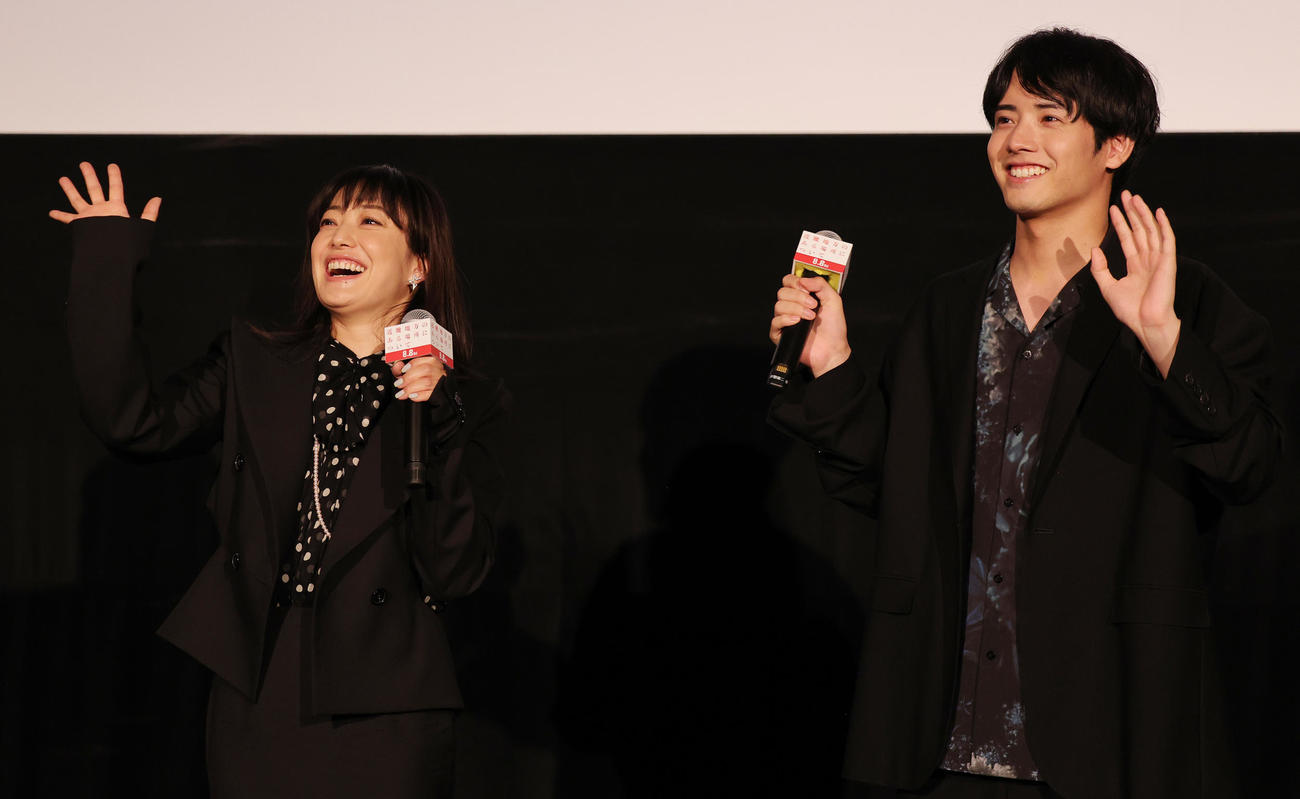 映画「近畿地方のある場所について」のイベントに登場した菅野美穂（左）と赤楚衛二（撮影・野上伸悟）