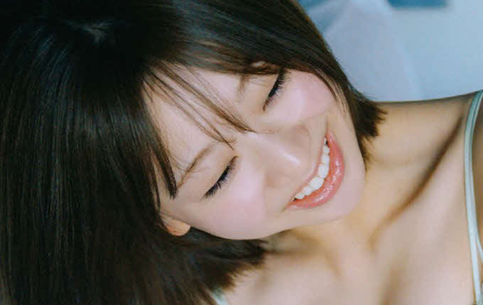 日向坂46富田鈴花ファースト写真集の先行カット／峠雄三氏撮影（C）光文社