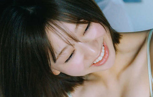 日向坂46富田鈴花、水色ランジェリーショット公開 起き抜けナチュラル