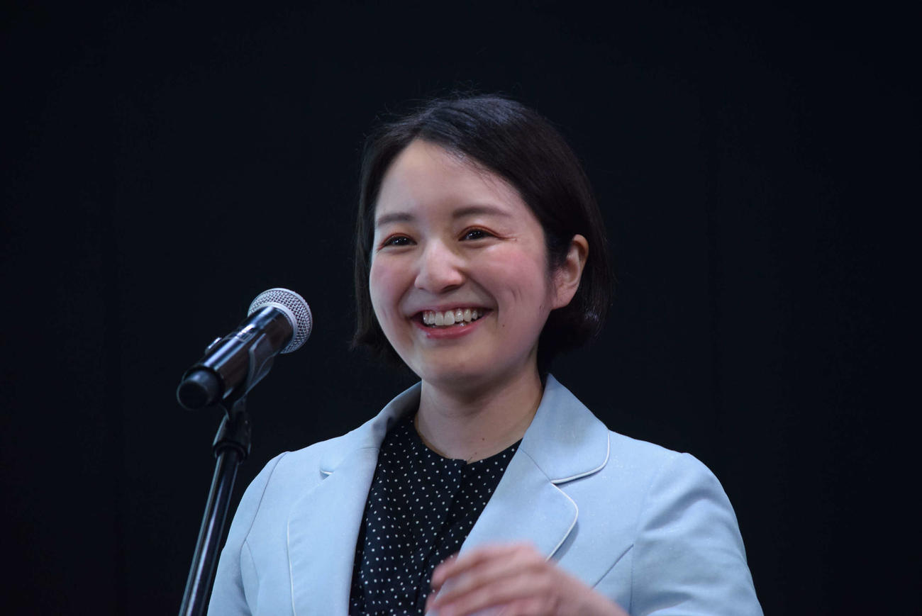 「春蝶・吉弥と一之輔　3人噺2025」の取材会で司会を務めたMBSの藤林温子アナ（撮影・阪口孝志）