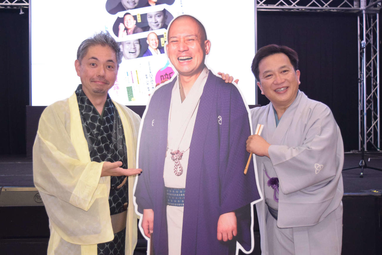 「春蝶・吉弥と一之輔　3人噺2025」の取材会に出席した、左から）桂春蝶、春風亭一之輔（パネル）、桂吉弥（撮影・阪口孝志）