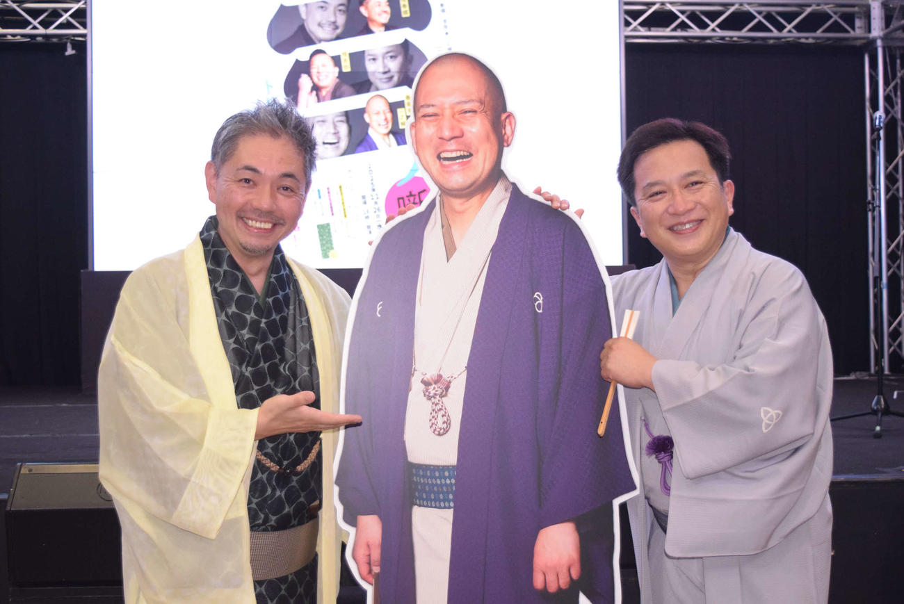 「春蝶・吉弥と一之輔　3人噺2025」の取材会に出席した、左から）桂春蝶、春風亭一之輔（パネル）、桂吉弥（撮影・阪口孝志）