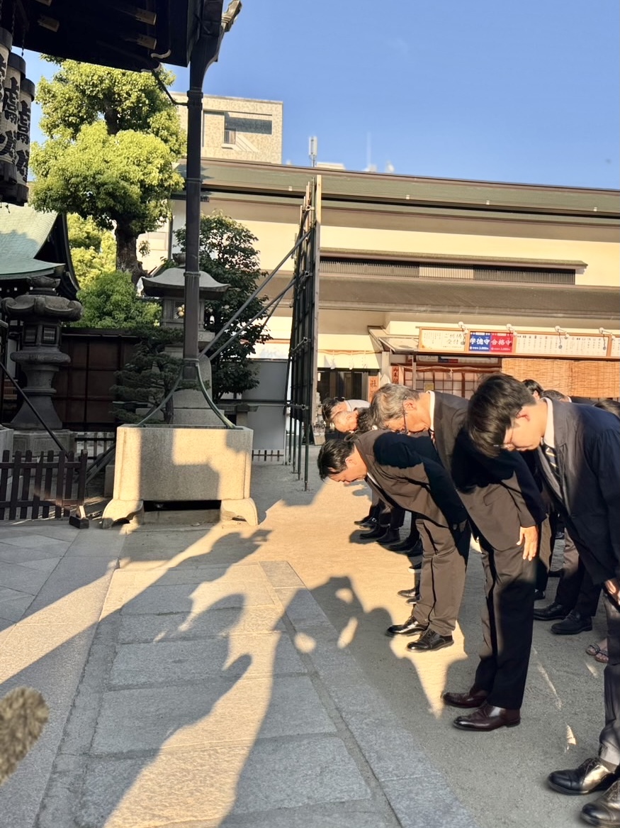 大阪天満宮で関係者と共に深々と礼をする今村翔吾氏（中央）