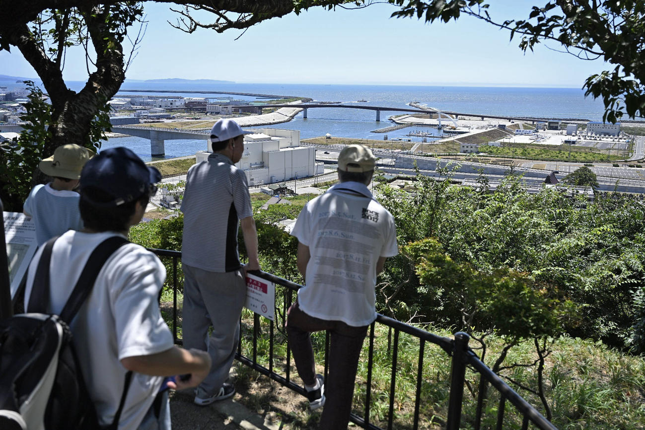 津波警報を受け、宮城県石巻市の日和山に避難した人たち（共同）