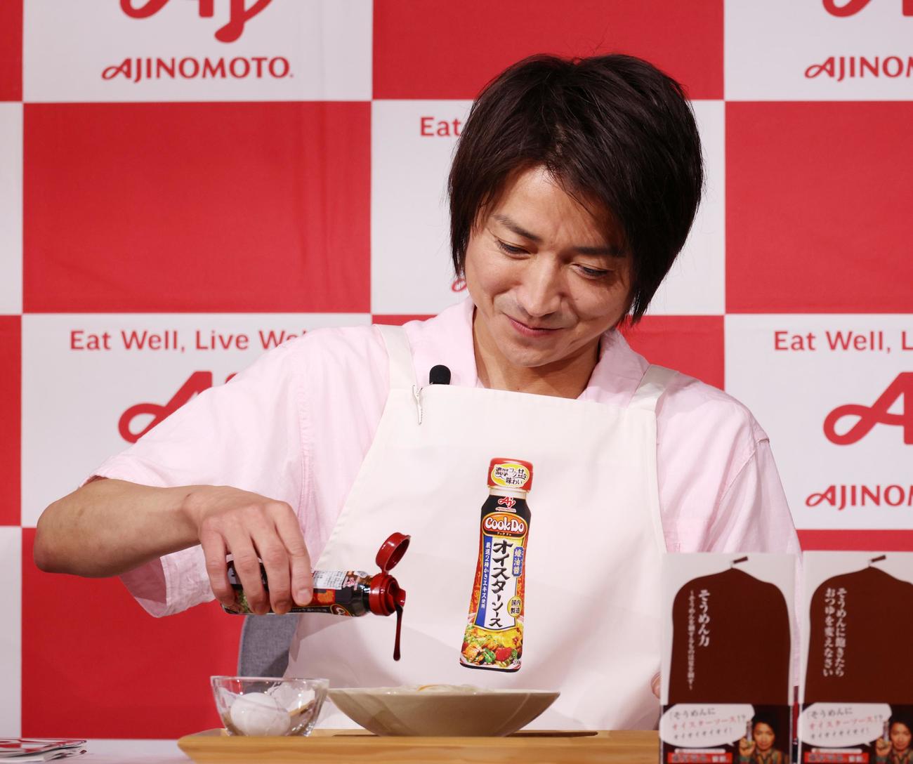 「オイスターそうめん新書」発表記念イベントを行う藤原竜也（撮影・中島郁夫）