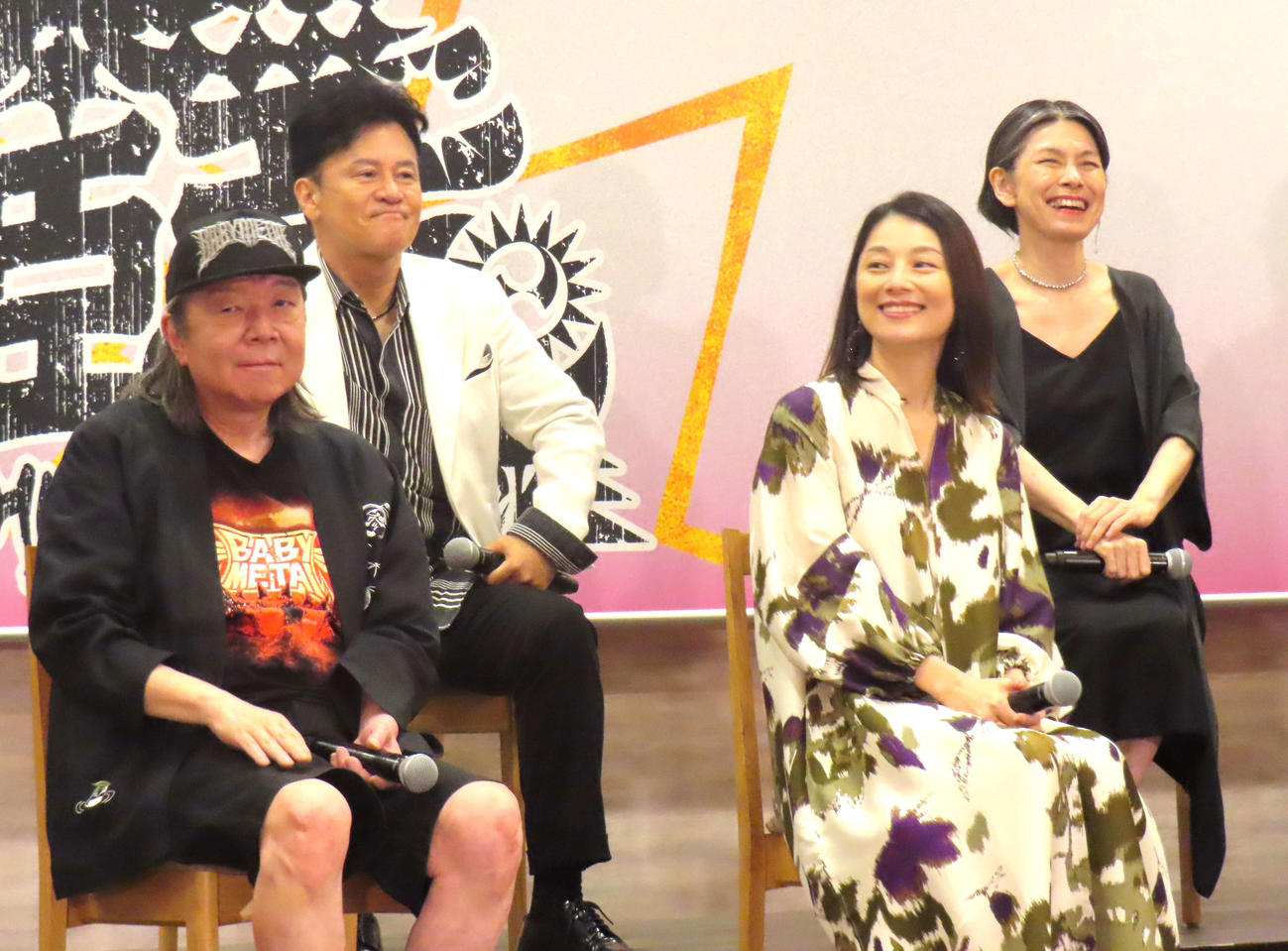 劇団☆新感線45周年興行・秋冬公演「爆烈忠臣蔵～桜吹雪THUNDERSTRUCK」製作発表に登壇した、左から古田新太、橋本じゅん、小池栄子、高田聖子