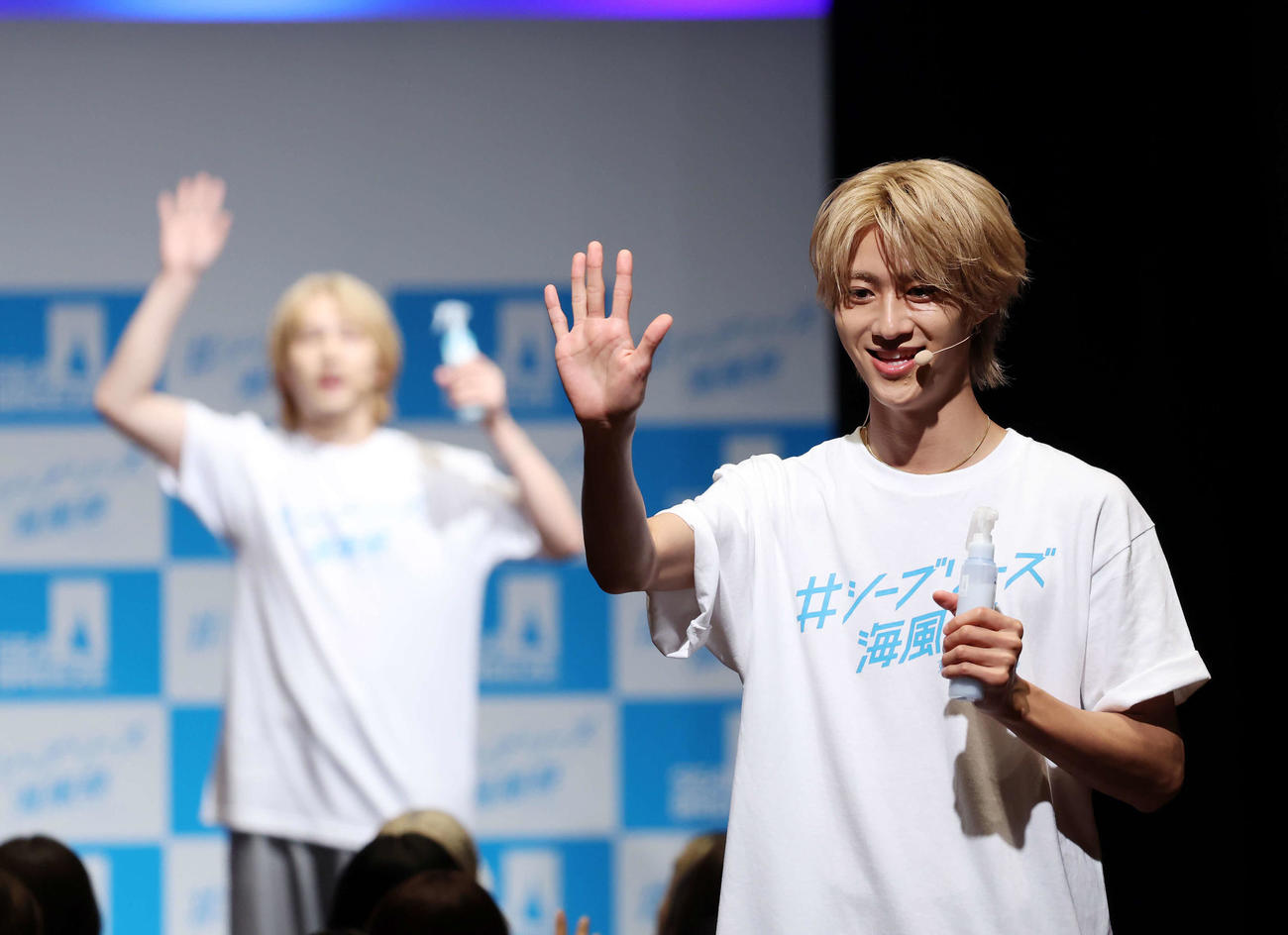 シーブリーズ海風祭に登壇し、観客にダンスをレクチャーした曽野舜太（右）（撮影・山本朝陽）