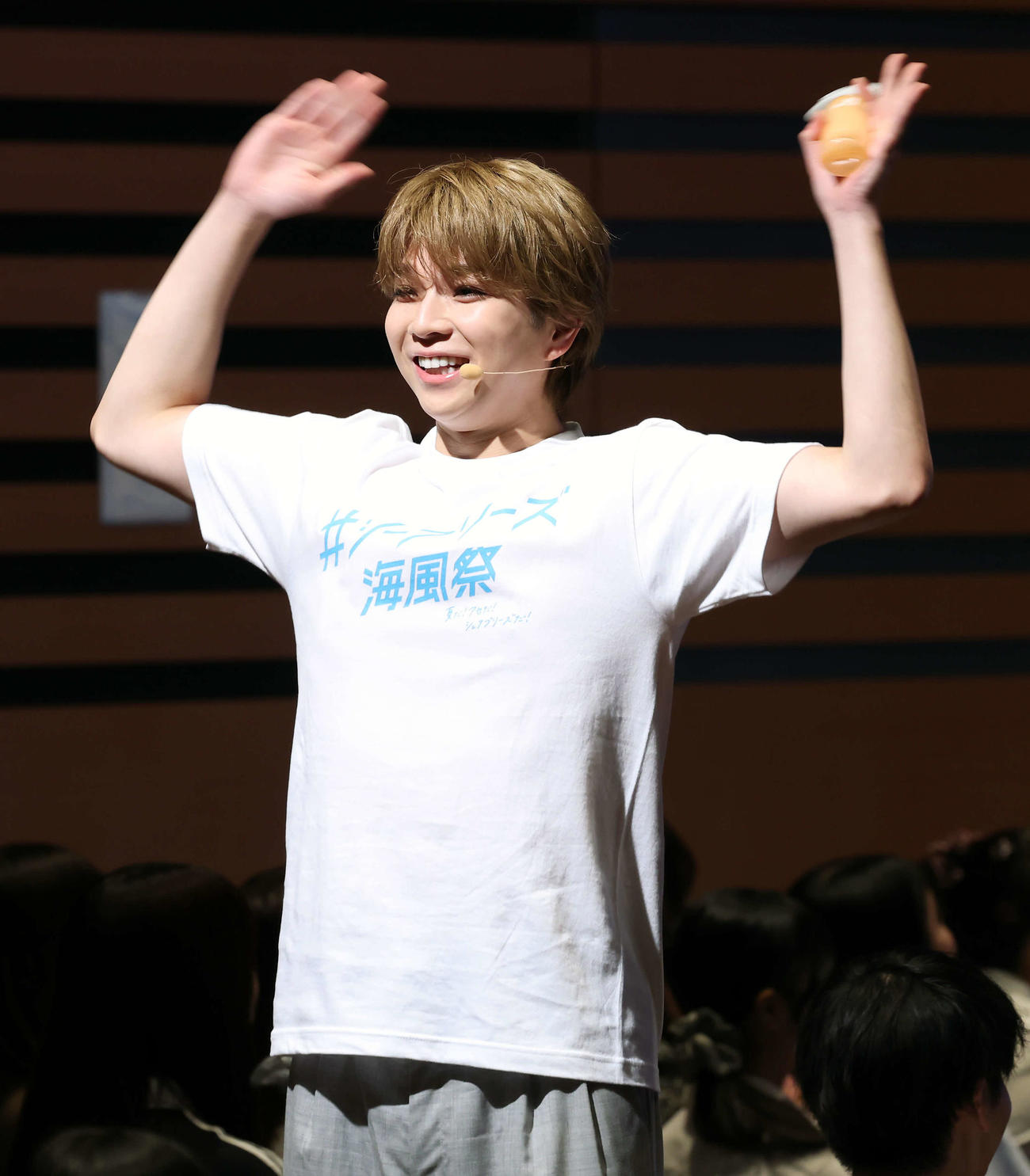 シーブリーズ海風祭に登壇し、観客にダンスレクチャーをする塩崎太智（撮影・山本朝陽）