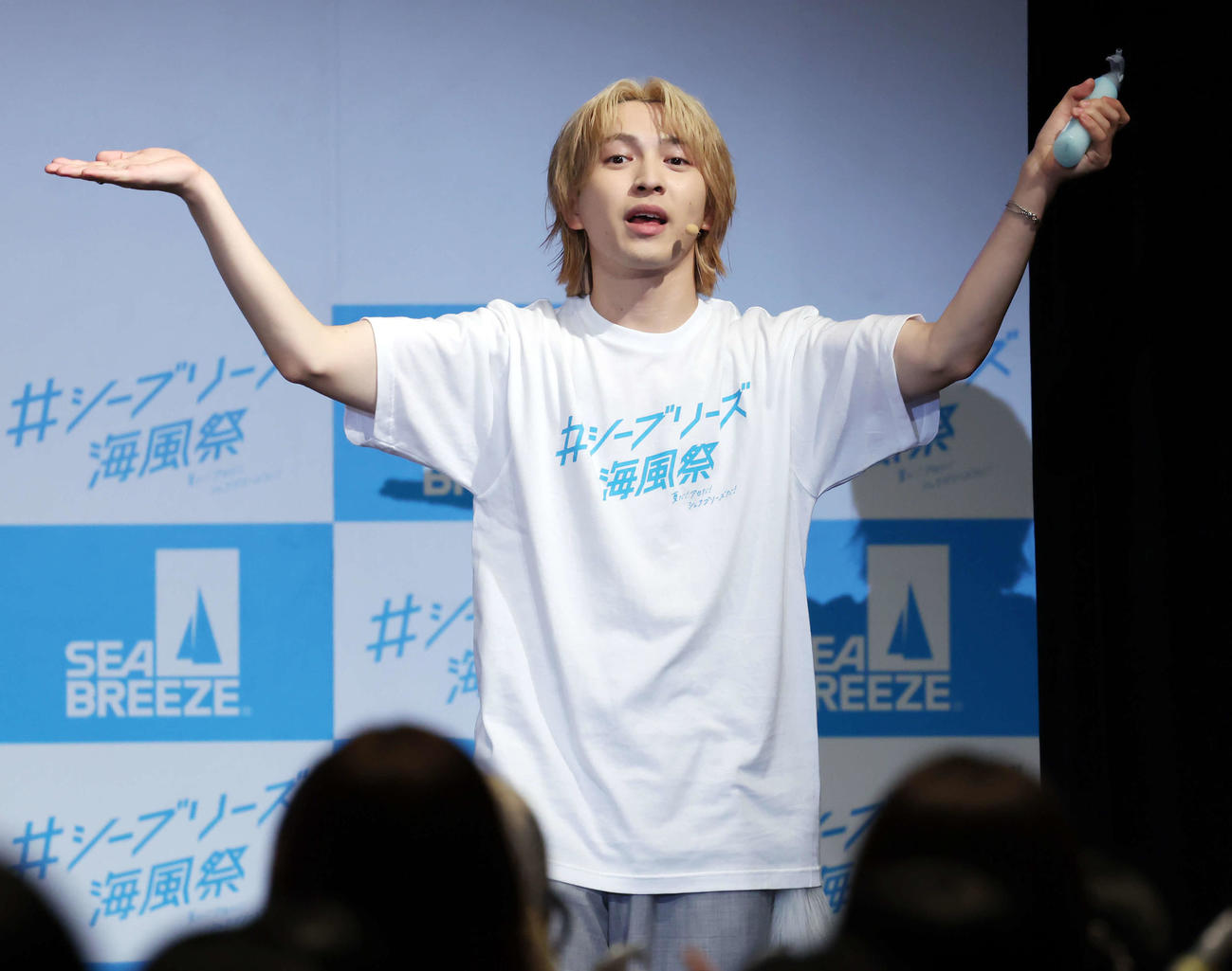 シーブリーズ海風祭に登壇し、観客にダンスレクチャーを行った吉田仁人（撮影・山本朝陽）
