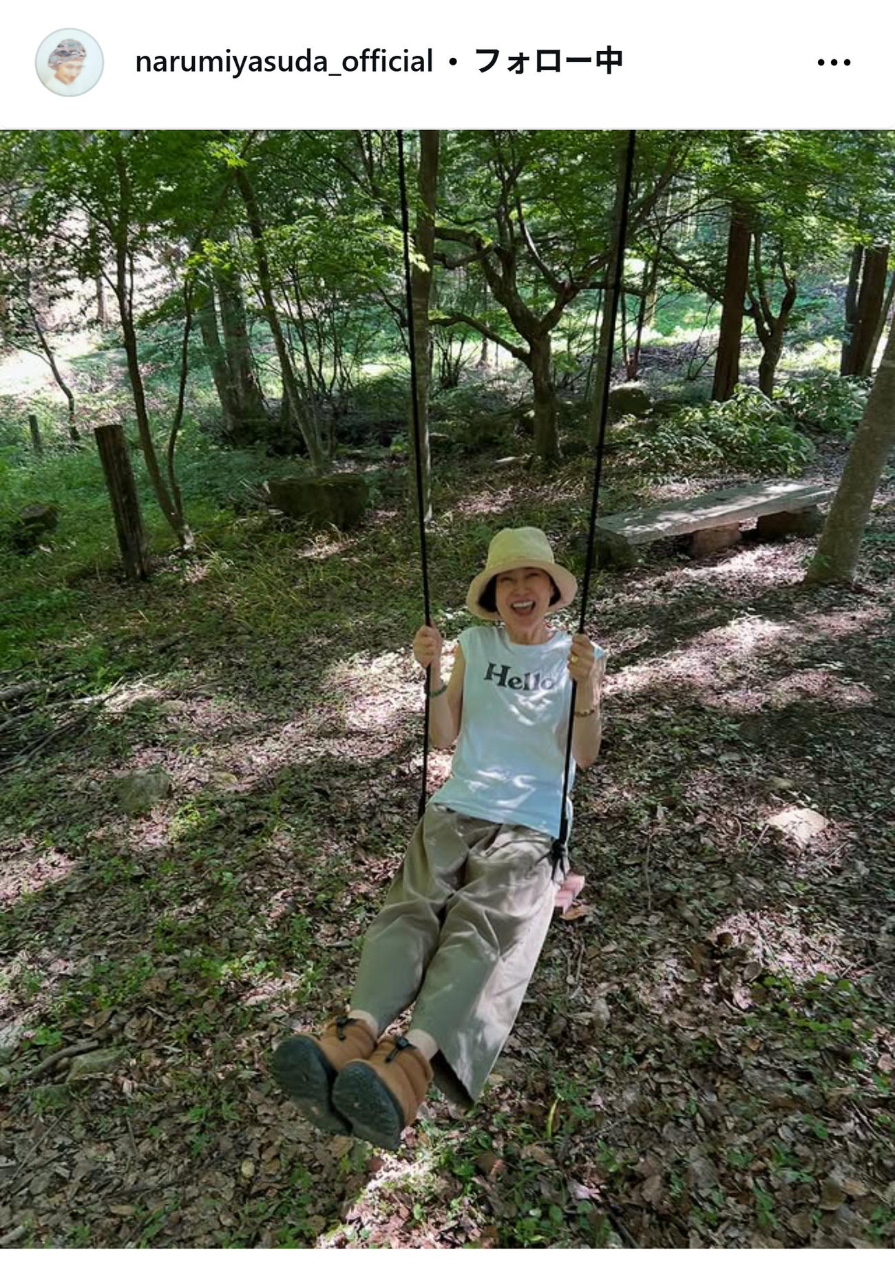 プレゼントされたブランコに乗り、大はしゃぎする安田成美（インスタグラムから）