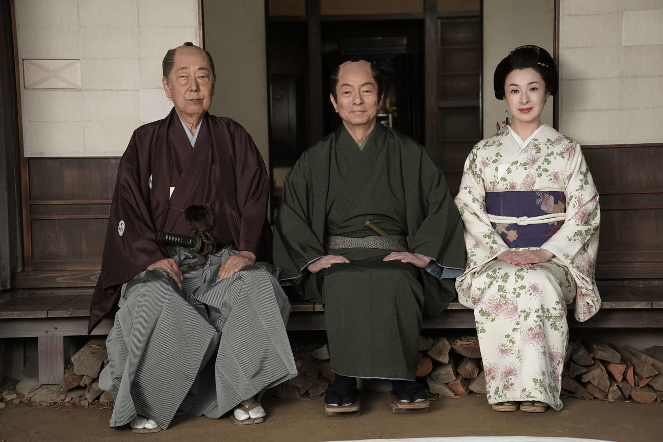 「無用庵隠居修行9」収録を行った水谷豊（中央）と、妻役の檀れい（右）と、世話係にふんした岸部一徳