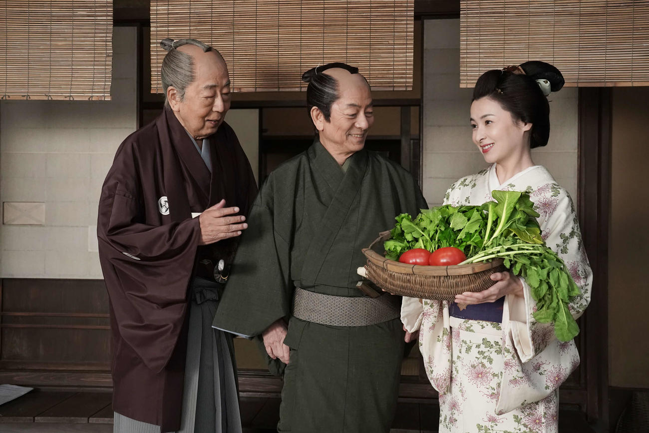 「無用庵隠居修行9」収録を行った水谷豊（中央）と、妻役の檀れい（右）と、世話係にふんした岸部一徳