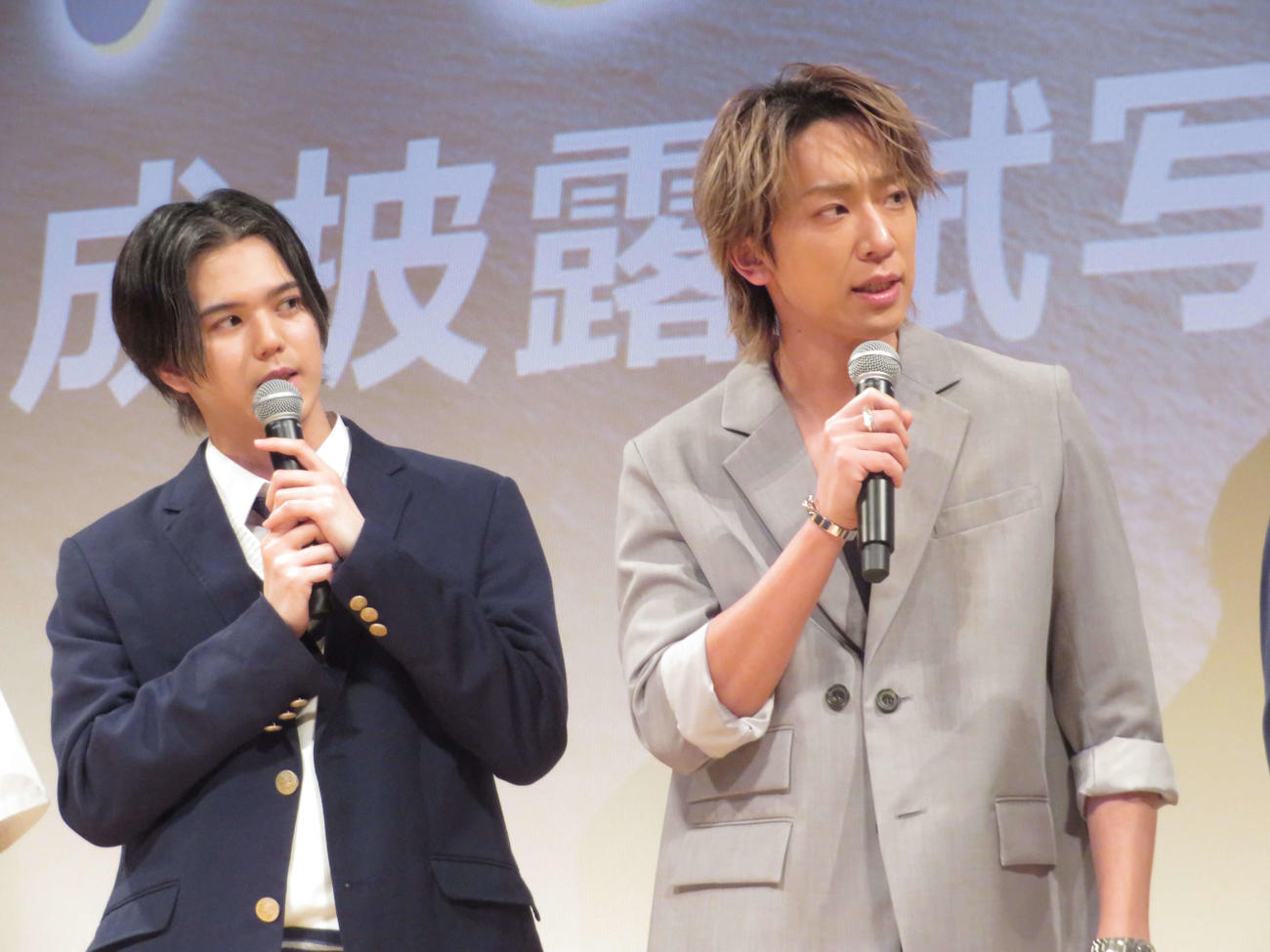 映画「アオショー♪」完成披露試写会に出席したMAZZEL（マーゼル）のRAN（左）と小山慶一郎