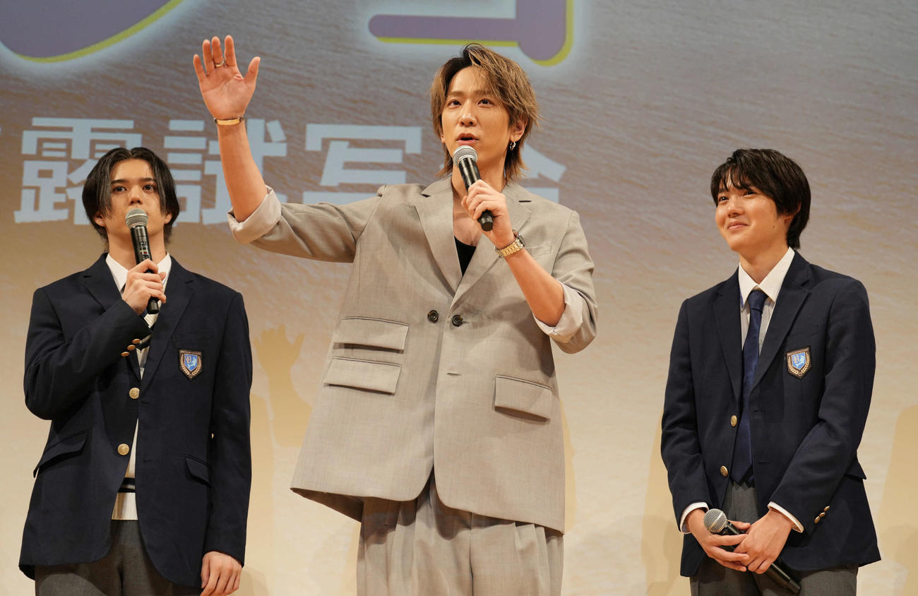 映画「アオショー!」完成披露試写会に登壇した、左からRAN、小山慶一郎、小泉光咲（撮影・小島史椰）