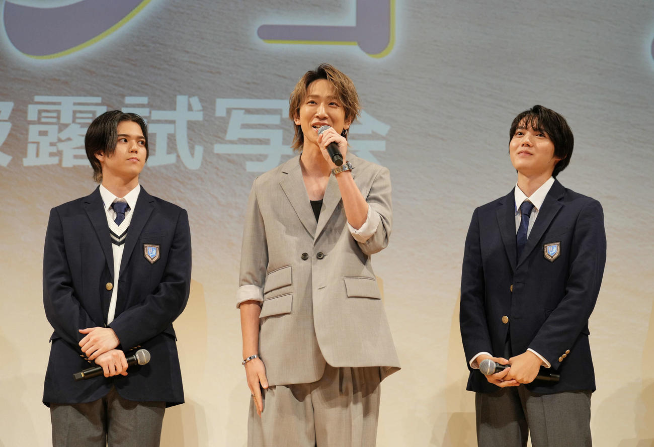 映画「アオショー!」完成披露試写会に登壇した、左からRAN、小山慶一郎、小泉光咲（撮影・小島史椰）