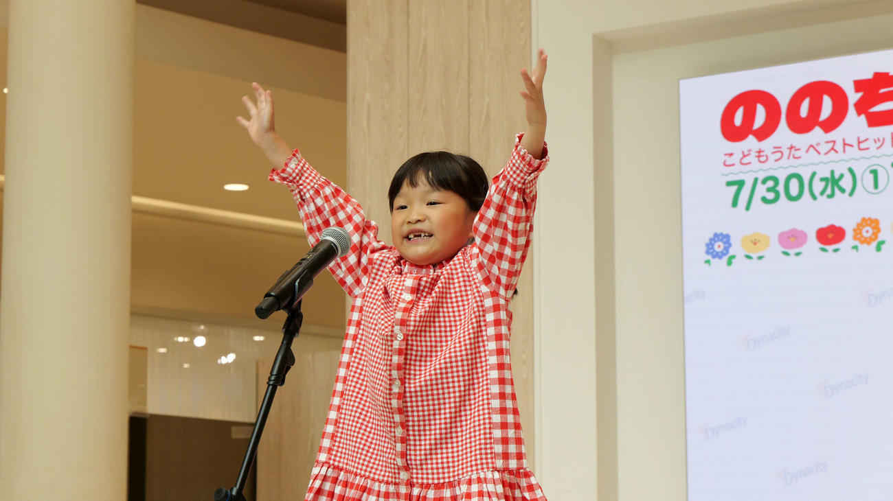 ニューアルバム発売記念イベントで歌う村方乃々佳