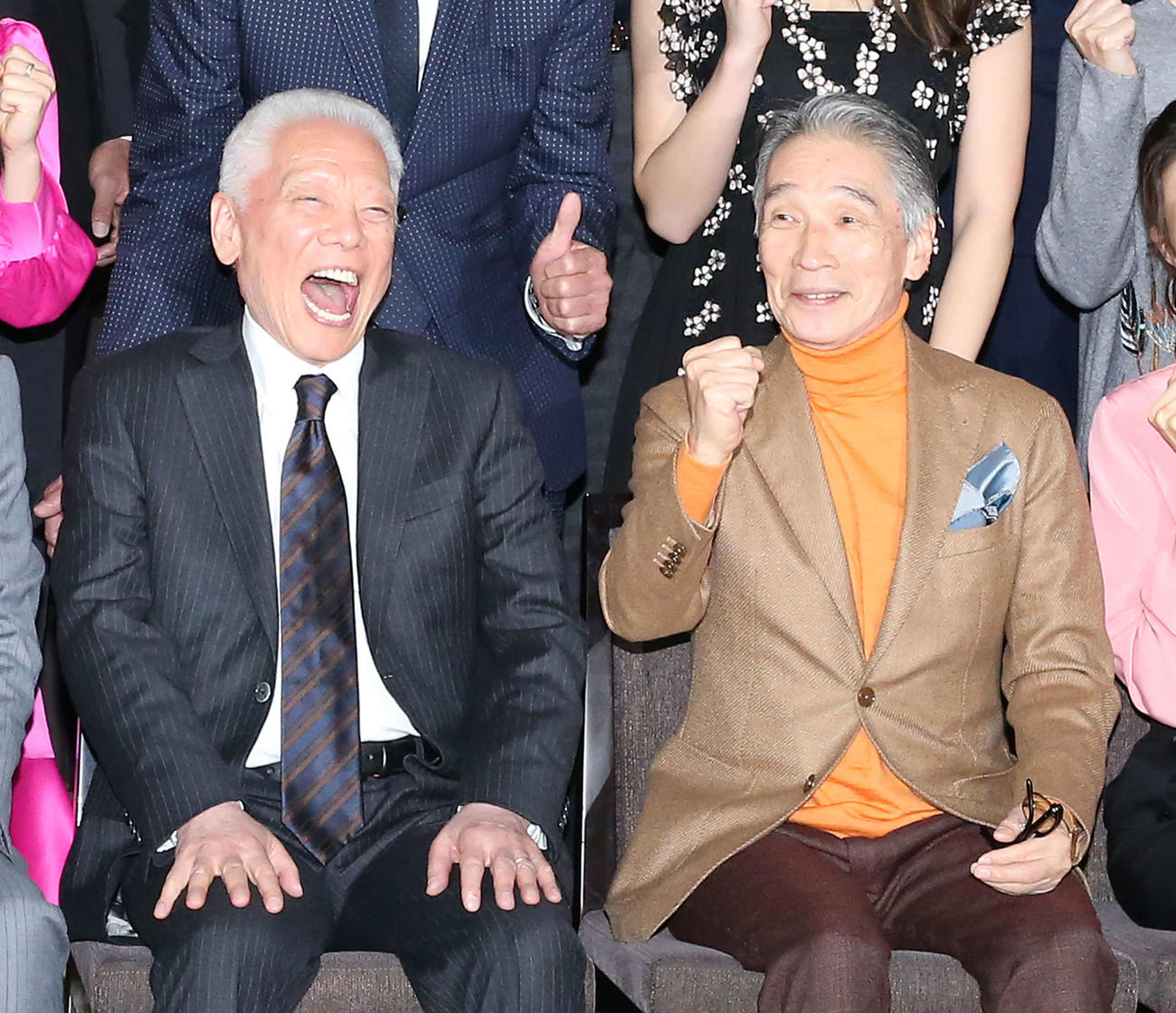 ケイダッシュグループ新年会の記念撮影で笑顔を見せる川村龍夫会長（左）と堺正章（2020年1月撮影）