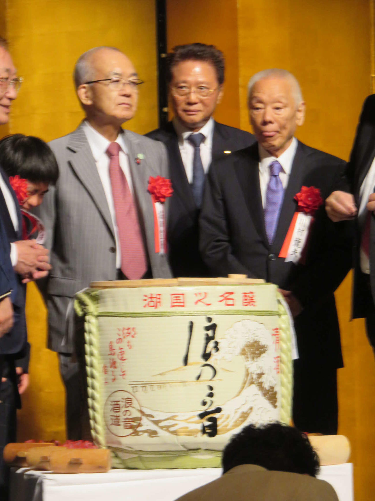 今年6月22日に大相撲の豊昇龍横綱昇進披露パーティーで鏡開きのために壇上に上がった川村龍夫ケイダッシュ会長（右端）