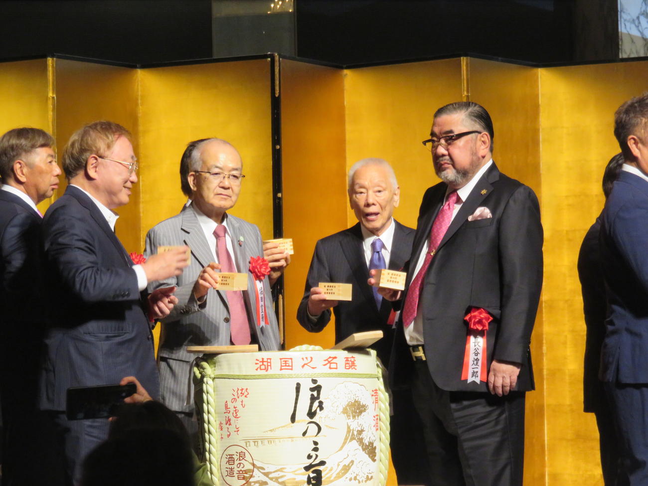 今年6月22日に大相撲の豊昇龍横綱昇進披露パーティーで鏡開きのために壇上に上がった川村龍夫ケイダッシュ会長（右から2人目）