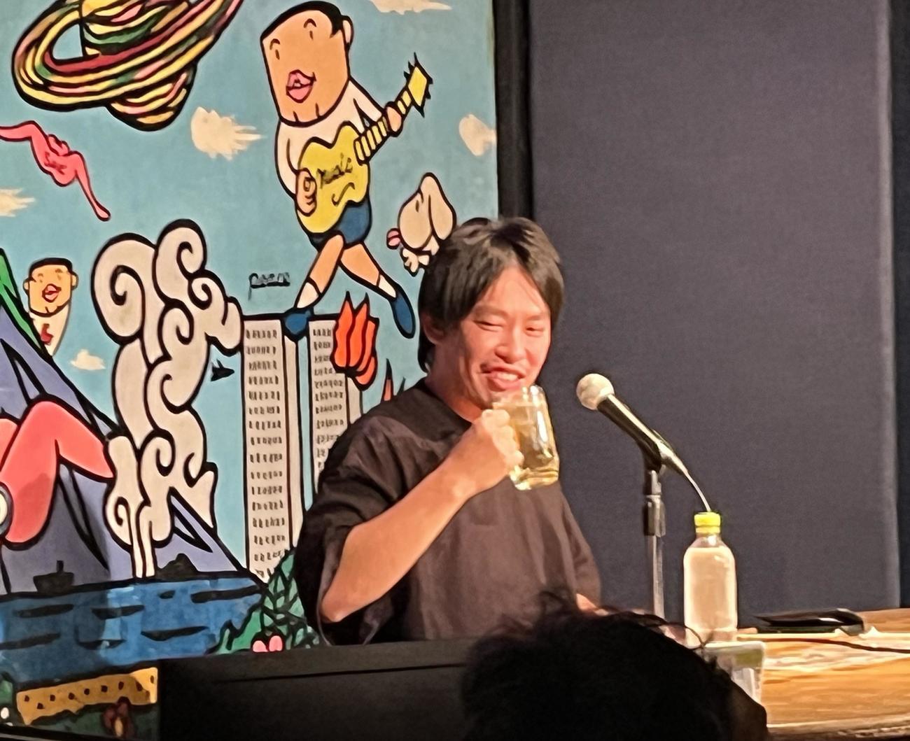 有料謝罪会見でハイボールを注文する幻冬舎の箕輪厚介氏