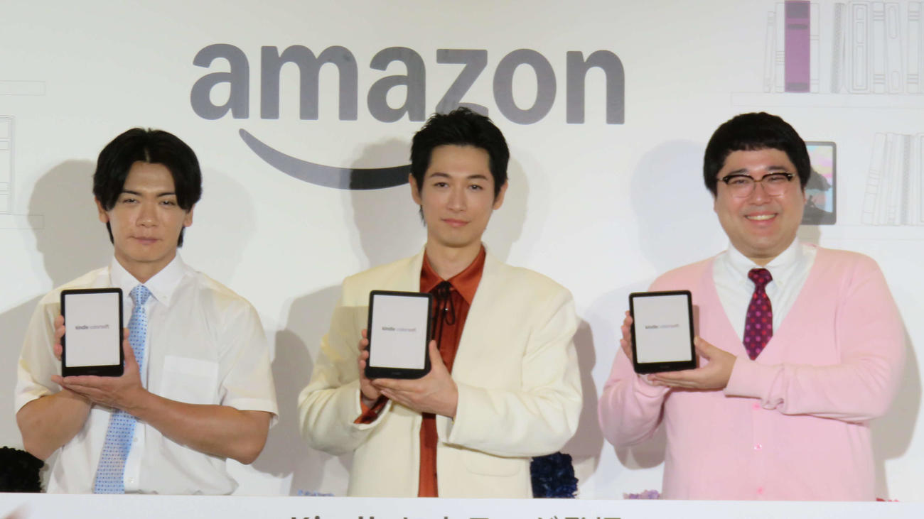 Amazon Kindle Colorsoft記者発表会に登壇したディーン・フジオカ（中央）と、マヂカルラブリーの野田クリスタル（左）と村上