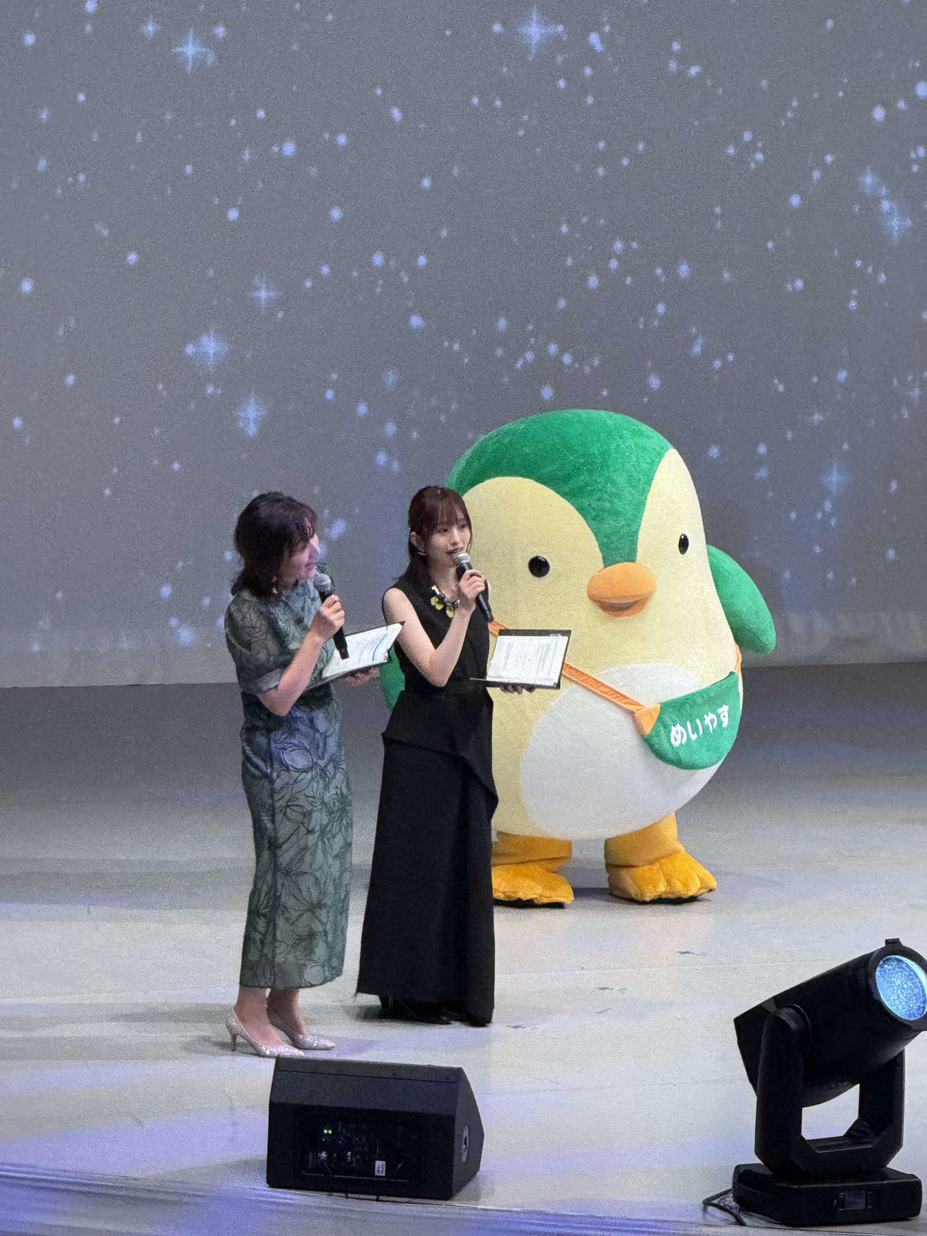 大阪・関西万博で行われた「明治安田しあわせフォトコン」ステージで、小田和正の「キラキラ」を歌う山本彩（中央）