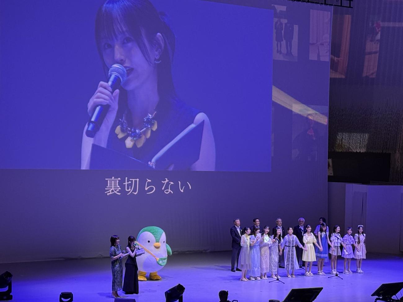 大阪・関西万博で行われた「明治安田しあわせフォトコン」ステージで、小田和正の「キラキラ」を歌う山本彩