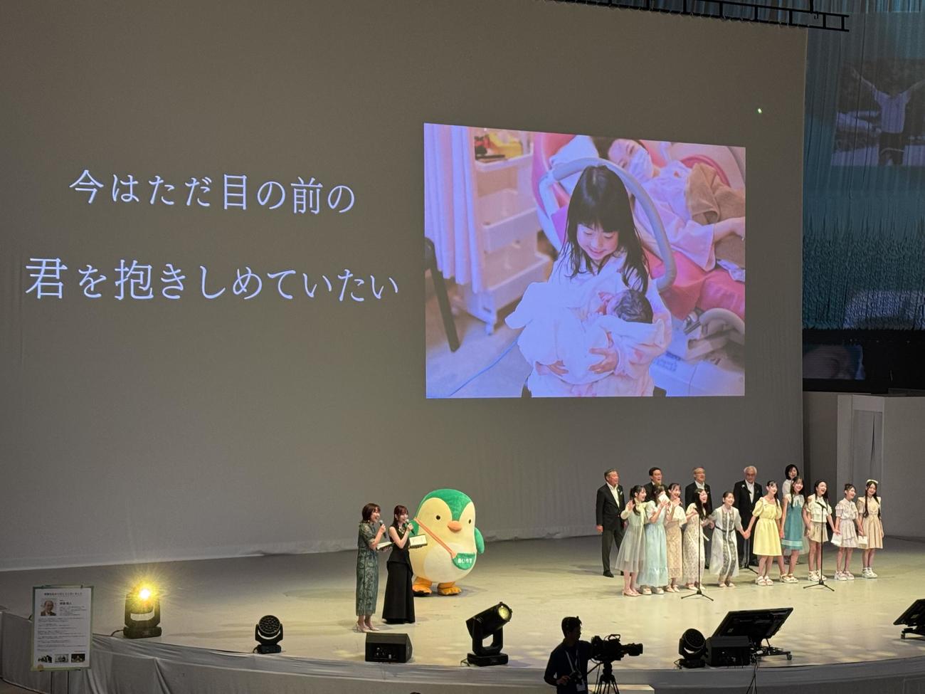 大阪・関西万博で行われた「明治安田しあわせフォトコン」ステージで、小田和正の「キラキラ」を歌う山本彩ら