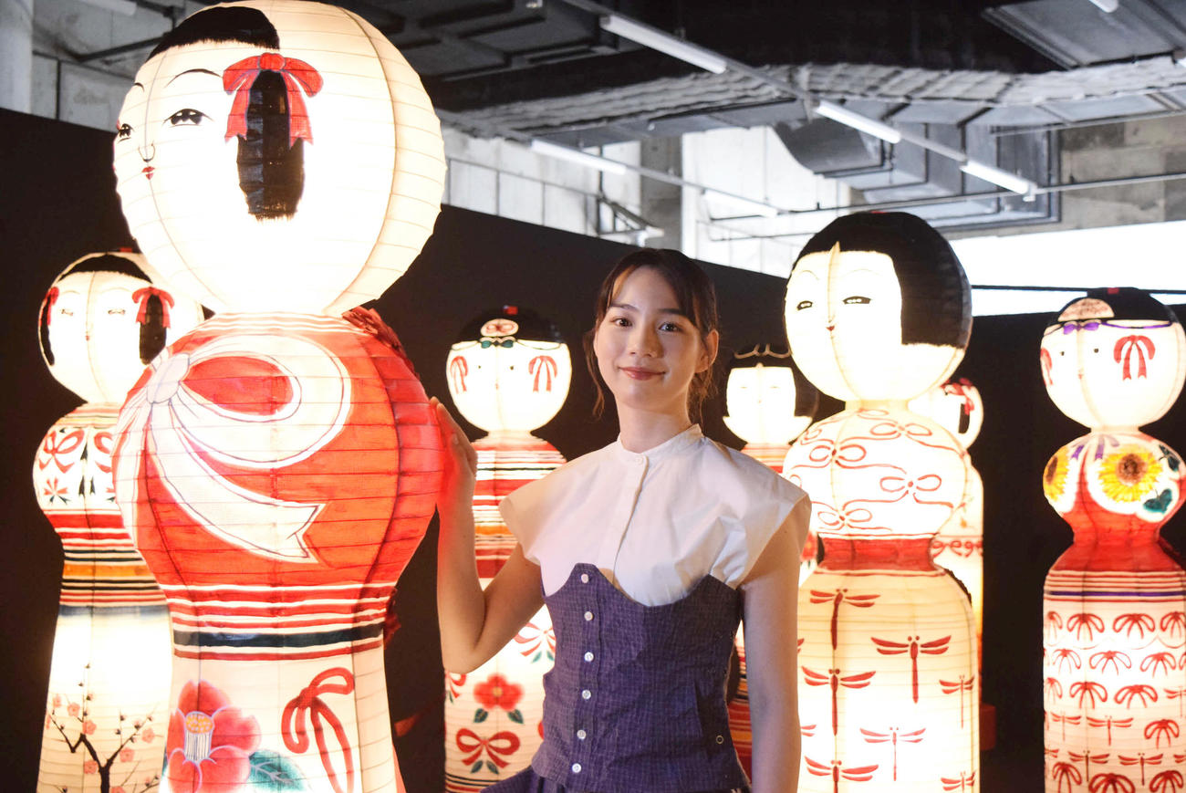 「のん　Ribbon展　怪しくて、可愛いもの。－群れる－」の先行内覧会に出席したのん（撮影・阪口孝志）