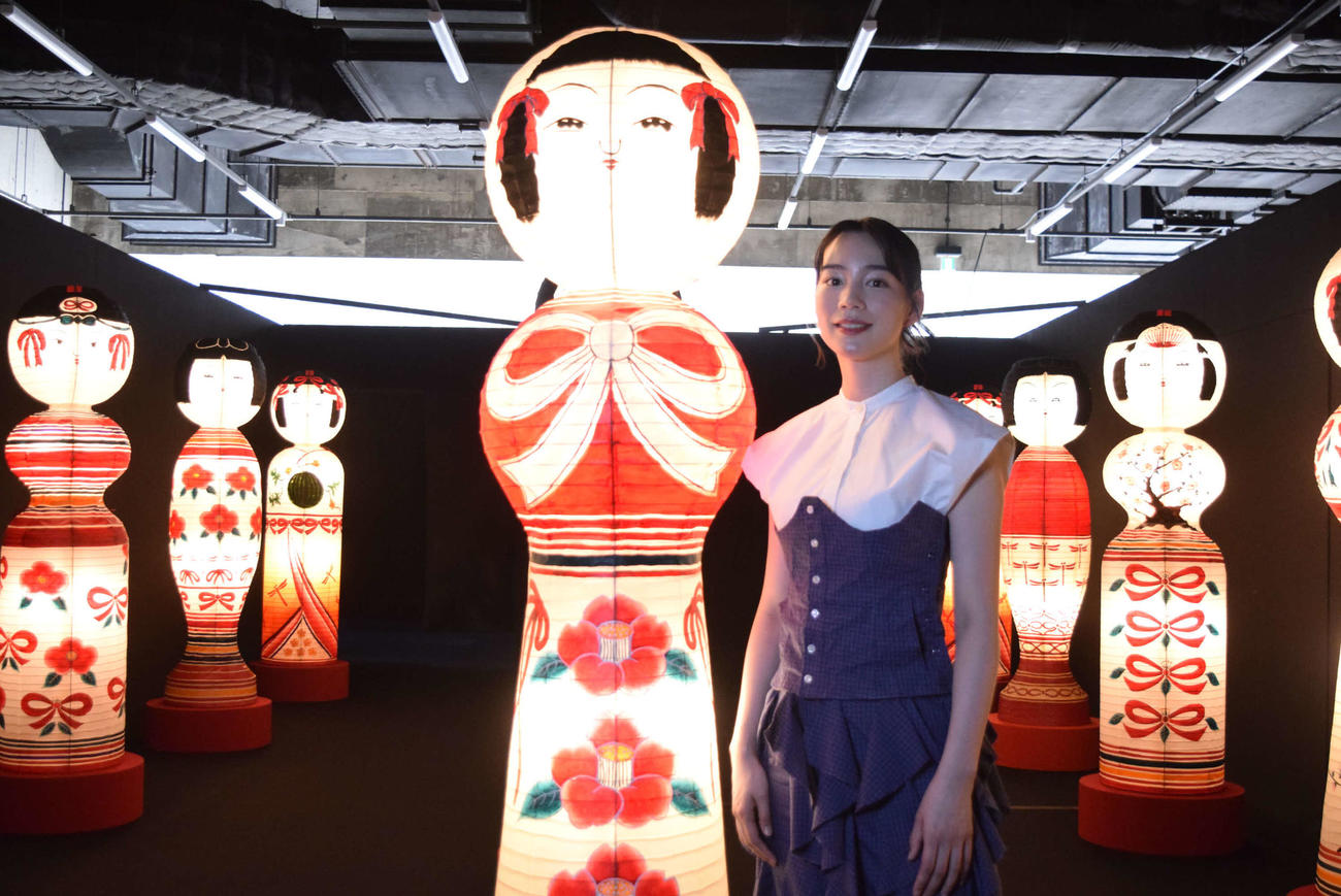 「のん　Ribbon展　怪しくて、可愛いもの。－群れる－」の先行内覧会に出席したのん（撮影・阪口孝志）