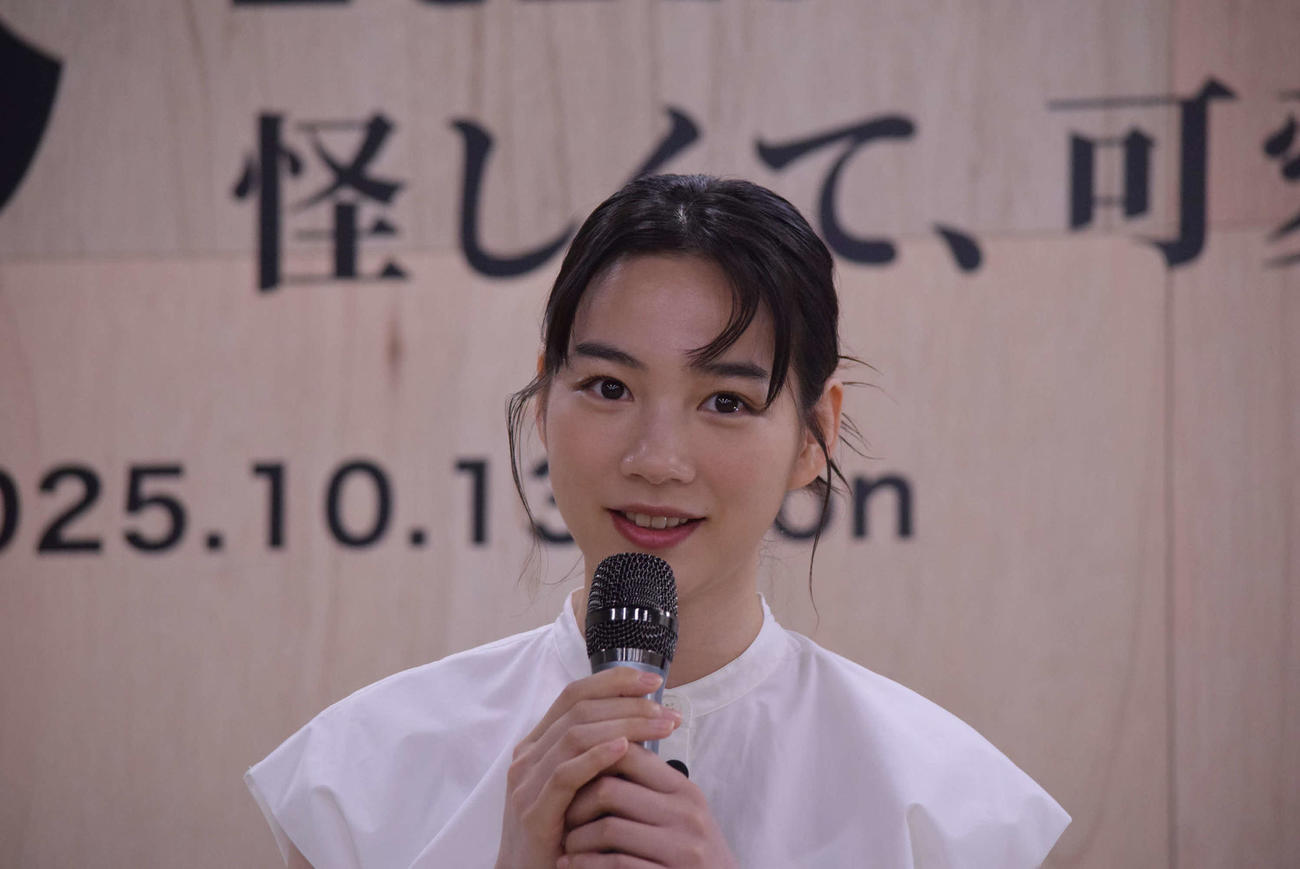 「のん　Ribbon展　怪しくて、可愛いもの。－群れる－」の先行内覧会に出席したのん（撮影・阪口孝志）