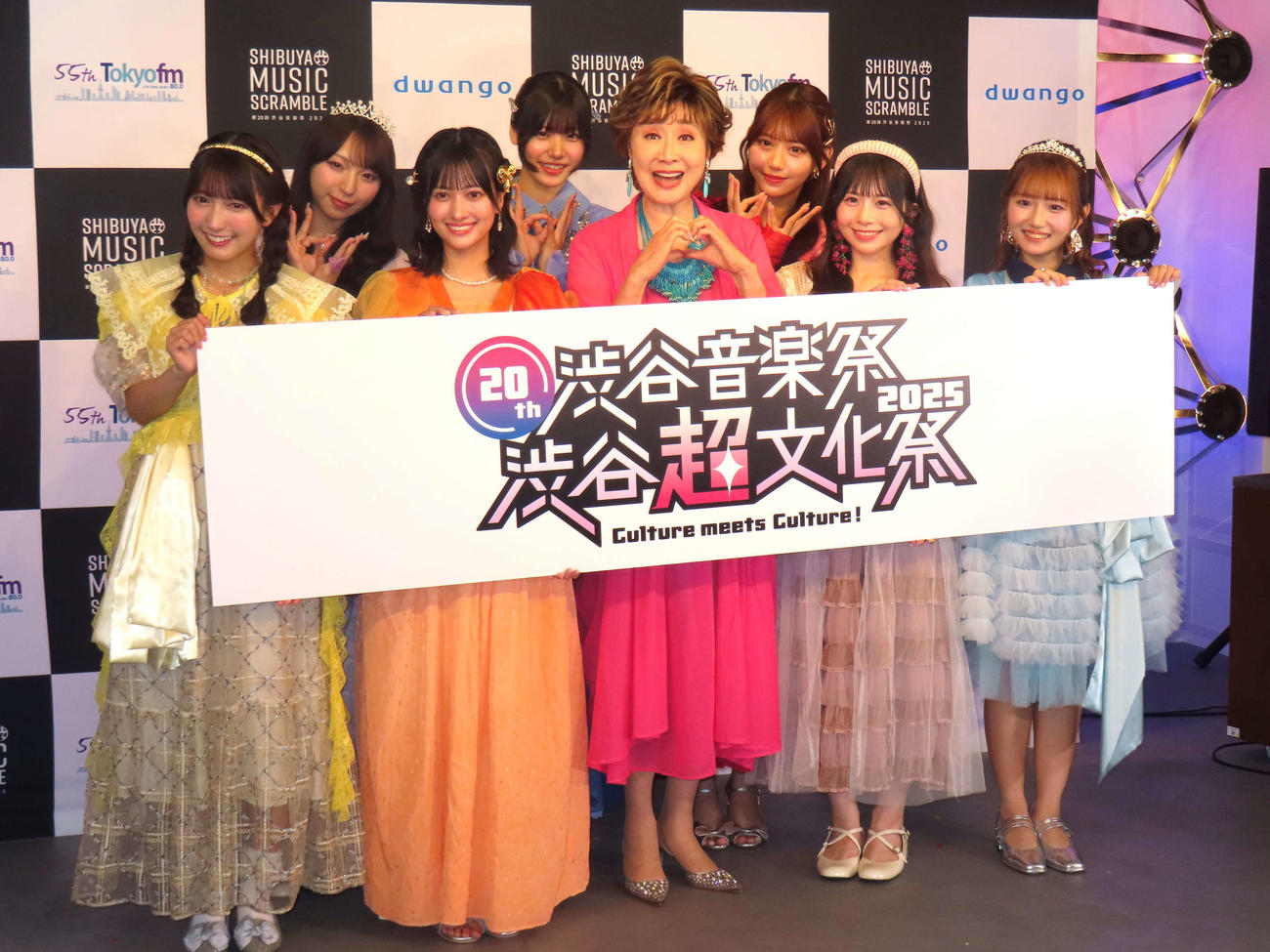 「渋谷区観光協会観光大使」および「渋谷音楽祭2025アンバサダー」就任記者発表会に登壇した小林幸子（中央）とSWEET STEADY