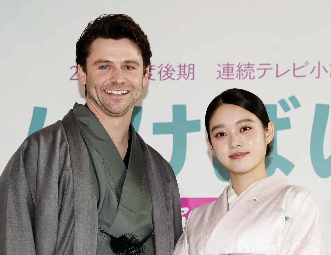 2025年後期連続テレビ小説「ばけばけ」の高石あかりとトミー・バストウ（24年11月）