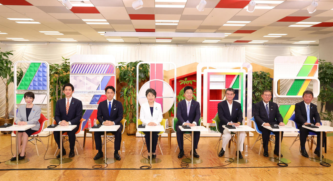 24年9月21日、自民党総裁選2024ネット討論会　討論会に参加した（左）から高市早苗経済安保相　小林鷹之前経済安保相　小泉進次郎元環境相　上川陽子外相　加藤勝信元官房長官　河野太郎デジタル相　石破茂元幹事長　茂木敏充幹事長（代表撮影）