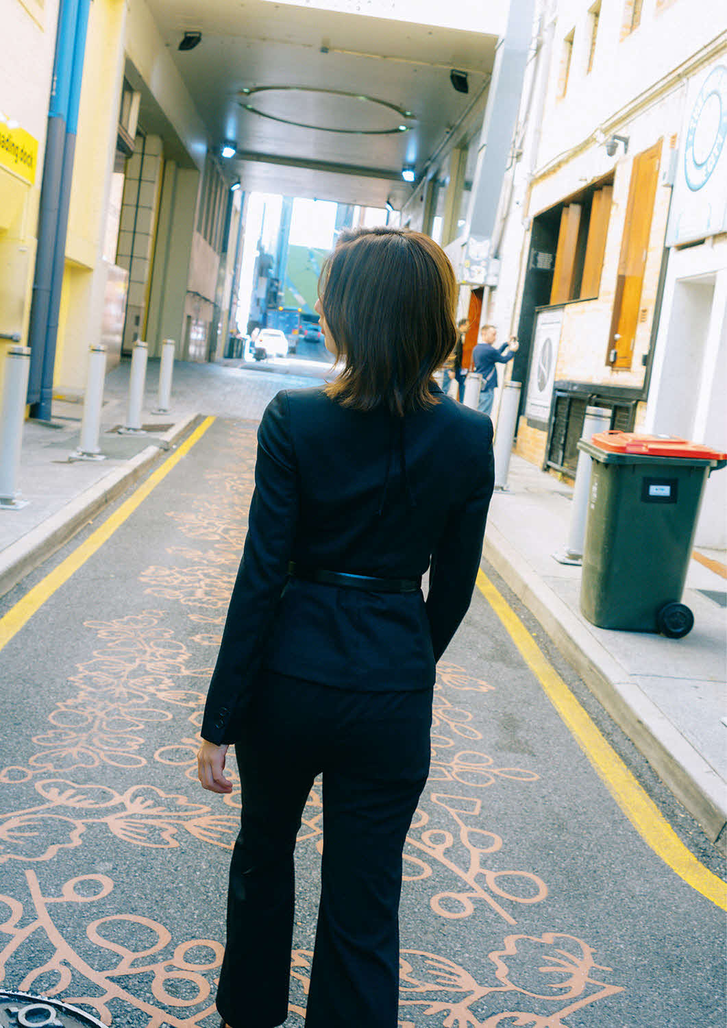日向坂46富田鈴花ファースト写真集の楽天ブックス限定版バックカバーカット／峠雄三氏撮影（C）光文社