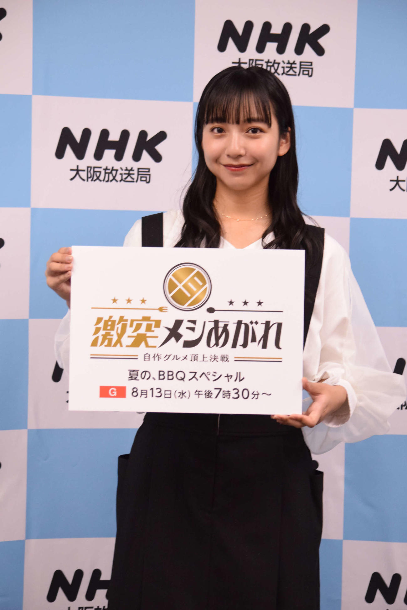 「激突メシあがれ～自作グルメ頂上決戦～」をアピールする山之内すず（撮影・阪口孝志）