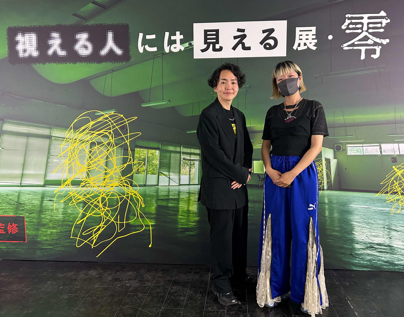 「視える人には見える展・零」を手がける霊感芸人のシークエンスはやとも（左）と霊能力者のMiyoshi（撮影・松尾幸之介）