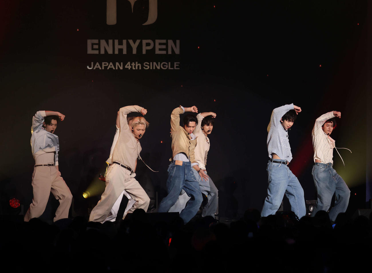ショーケースでパフォーマンスをするENHYPEN（撮影・増田悦実）