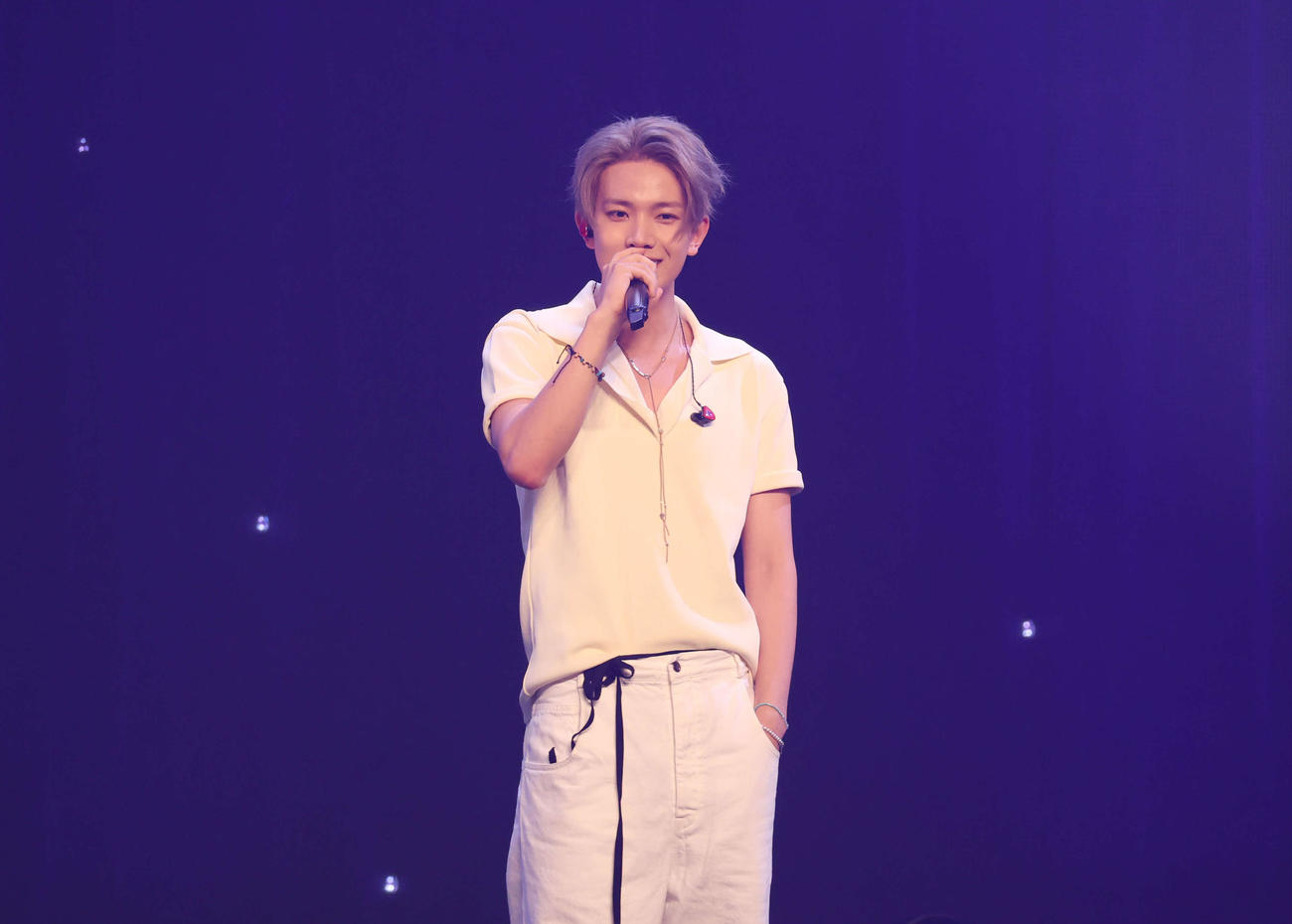 ショーケースであいさつをするHEESEUNG（撮影・増田悦実）