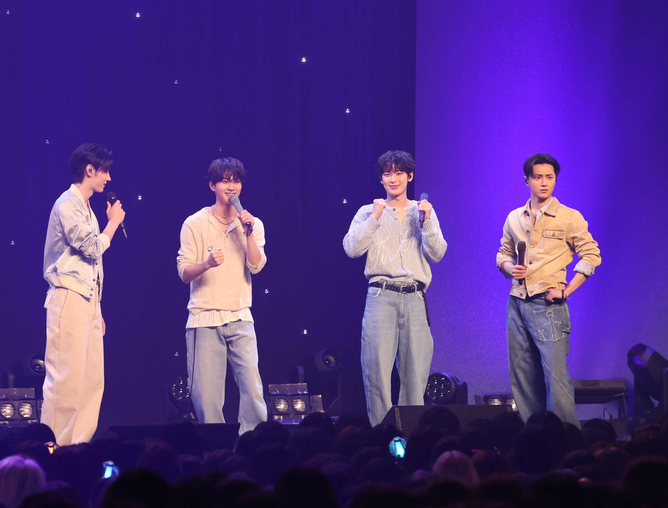 ショーケースでJAYコールをする左からSUNGHOON、JUNGWON、SUNOOと困惑した表情を見せるJAY（撮影・増田悦実）