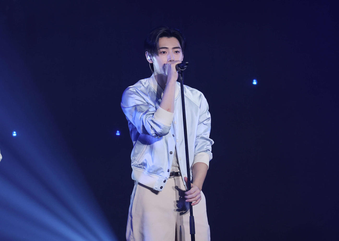 ショーケースでパフォーマンスをするSUNGHOON（撮影・増田悦実）