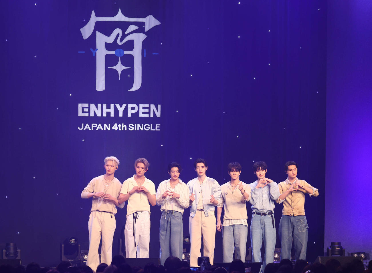 ショーケースに登場した左からNI－KI、HEESEUNG、JAKE、SUNGHOON、JUNGWON、SUNOO、JAY（撮影・増田悦実）