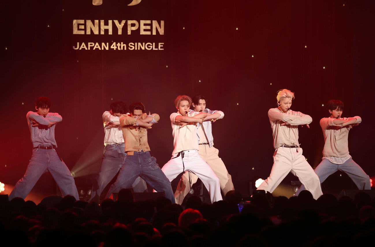 ショーケースでパフォーマンスをするENHYPEN（撮影・増田悦実）