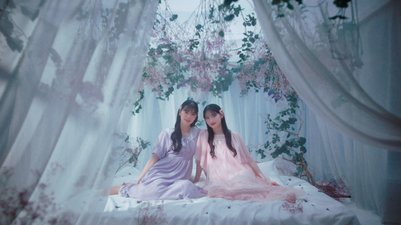 「ポケコロツイン」テレビCMに出演する坂井仁香（左）と菅田愛貴
