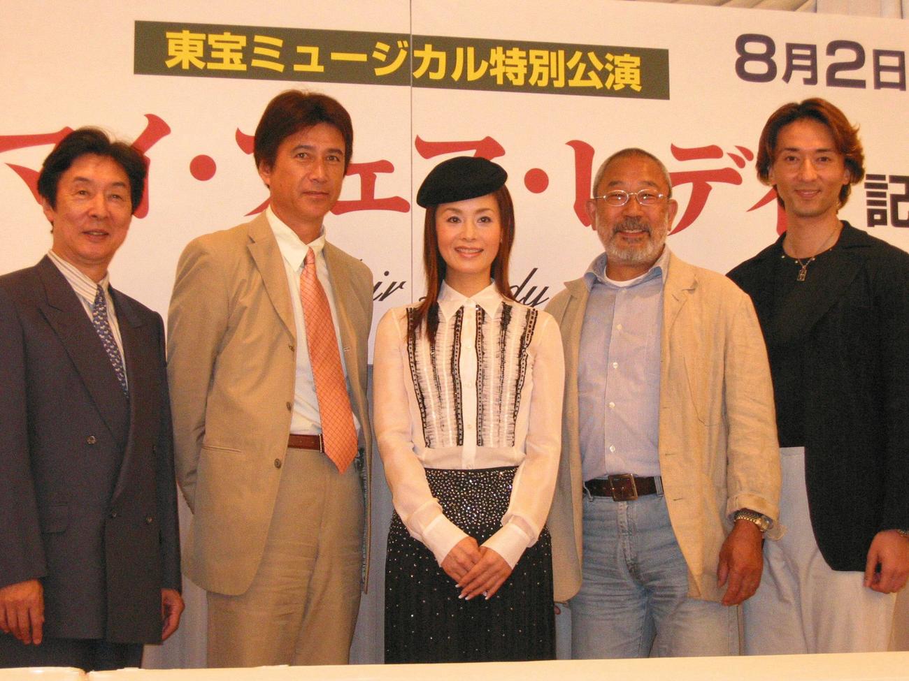 梅田コマ劇場8月公演「マイ・フェア・レディ」の記者会見に出席した（左から）浜畑賢吉、草刈正雄、大地真央、上條恒彦、岡幸二郎（2004年6月撮影）
